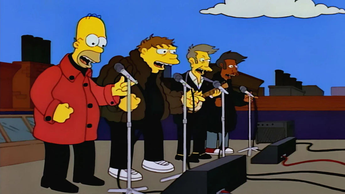 Sur un toit d'immeuble, Homer en manteau rouge chante au micro avec trois autres hommes, dont un tient un petit instrument à cordes