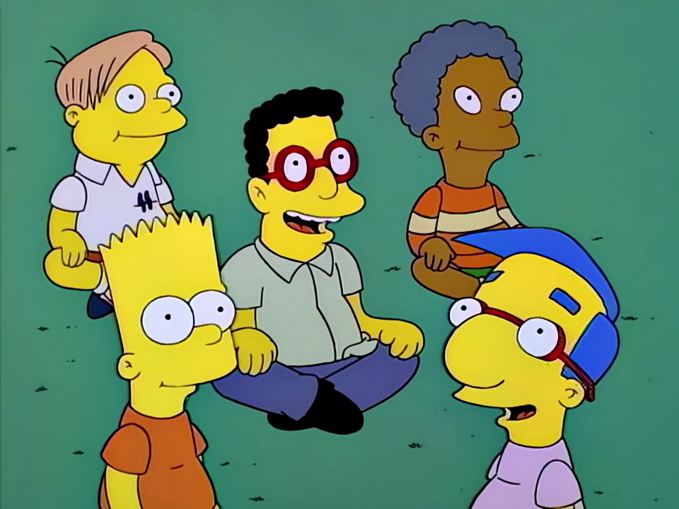 Bart Simpson assis dans l'herbe avec ses camarades de classe : Database aux lunettes rondes rouges, Lewis à la coupe afro grise et Milhouse en casquette bleue