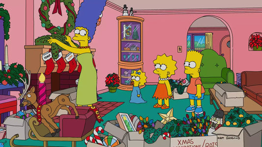 Marge drape une guirlande de sapin sur la cheminée aux chaussettes Homer, Bart et Lisa, sous le regard des enfants entourés de cartons de décorations