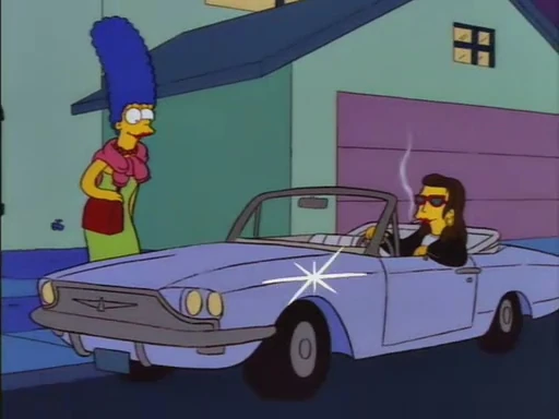 Marge, sourcils levés devant un garage, regarde une femme brune à lunettes noires, cigarette au bec, au volant d'une décapotable