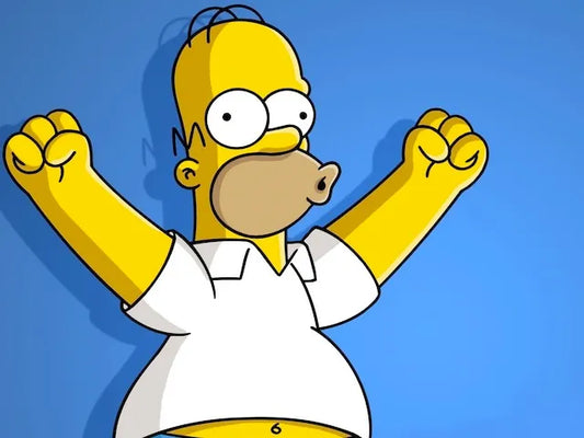 Homer Simpson lève les deux poings serrés, bouche close, ventre débordant de sa chemise blanche, sur fond bleu